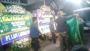Karangan Bunga Duka Cita Penuhi Rumah Korban Ledakan RSAL Mintoharjo