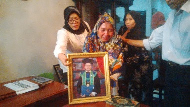 Isak Tangis Sambut Dua Jenazah Korban Ledakan RS Mintohardjo