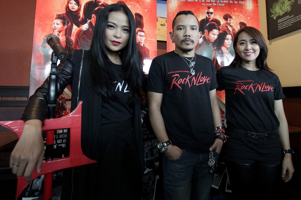 Grup band Kotak Mario Marcella (tengah), Tantri Syalindri Ichlasari (kiri) dan Swasti Sabdastantri atau Chua (kanan). (Foto:Antara)