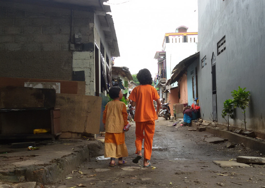 ED dan adiknya bermain setelah menyelesaikan pekerjaan rumah. Foto: MTVN/Tri Kurniawan