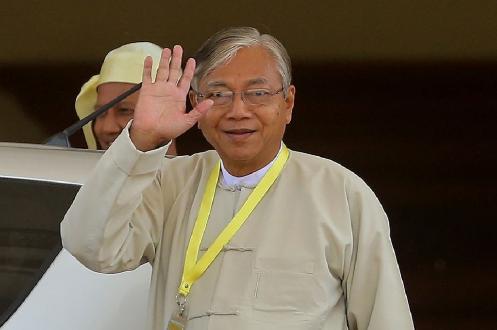 Presiden baru Myanmar Htin Kyaw usai menghadiri sebuah sesi di parlemen di Naypyidaw, 15 Maret 2016. (Foto: AFP)