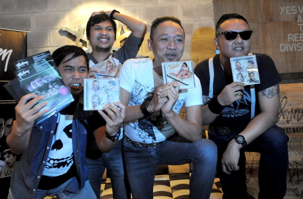 SUPERGLAD. Band rock Superglad memperlihatkan album terbaru mereka saat jumpa wartawan dan para fansnya di Rockmen Distro, Makassar, Sulsel, Senin (20/2/2012). (Foto:Ant).