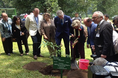 Putri Astrid Tanam Pohon Bambu di Kebun Raya Bogor