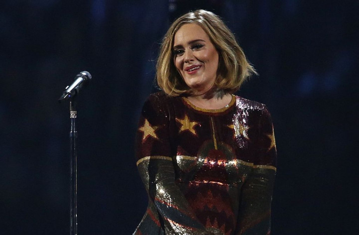 Adele Takjub Lihat Pria Melamar Kekasihnya di Tengah Konser