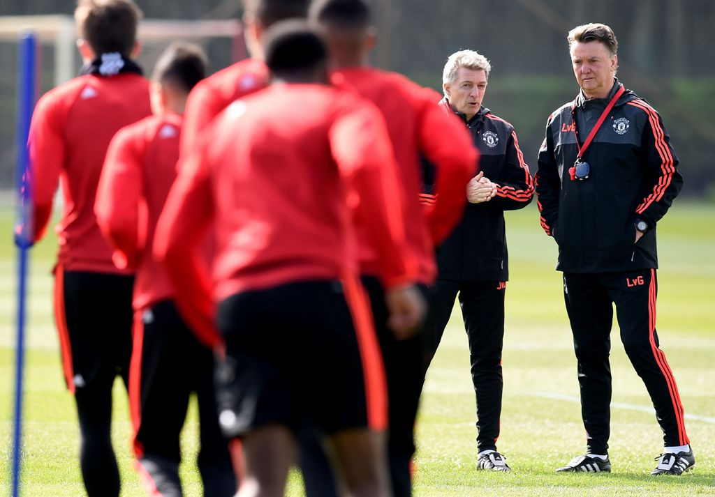 Louis van Gaal saat memimpin latihan Manchester United. (AFP PHOTO / Paul ELLIS)