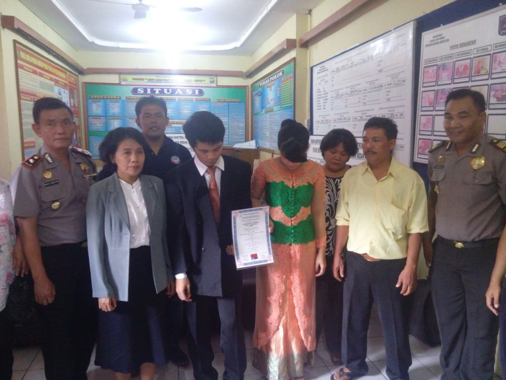 Dua tahanan seusai menjalani pernikahan di Markas Polsek Medan Area, Kota Medan, Sumatera Utara, Kamis 17 Maret 2016 (Foto: MTVN/Budi Warsito)