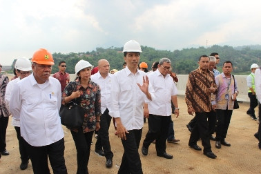 Presiden Jokowi Tinjau Pembangunan Jalan Tol Cisumdawu
