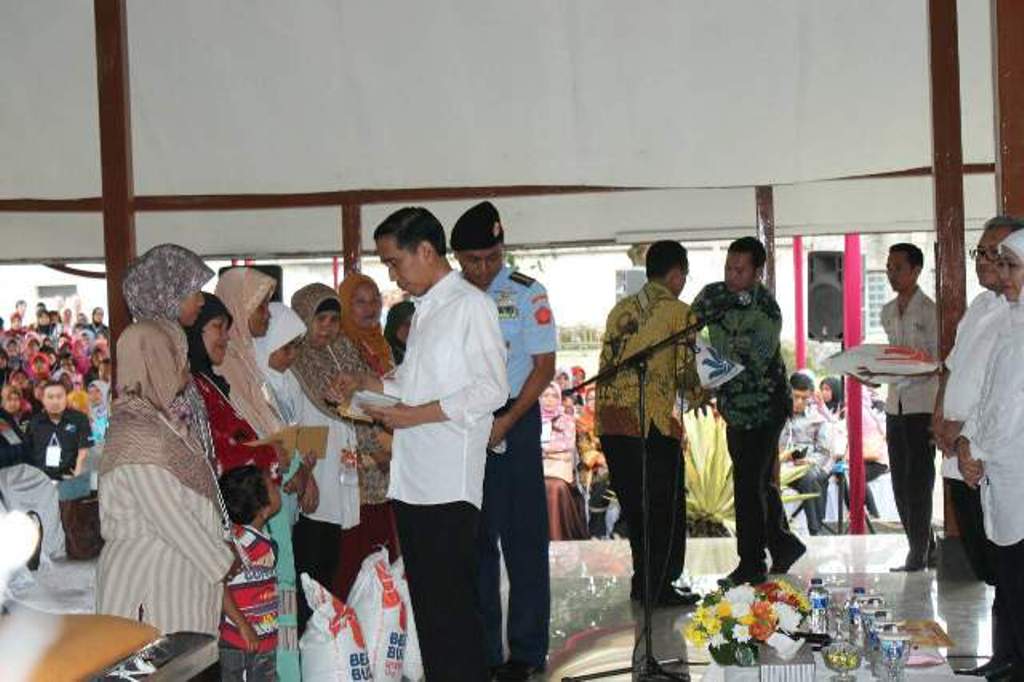 Jokowi saat membagikan bantuan secara simbolis kepada penerima PKH, ASLUT dan ASPDB. Foto: Metrotvnews.com/Ismail