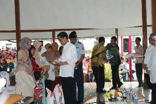 Di Sumedang, Jokowi Bagikan 3 Bantuan Langsung