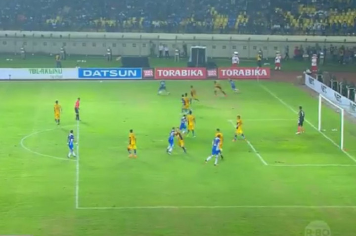 Diwarnai Kartu Merah dan Penalti, Mitra Kukar Imbangi Persib