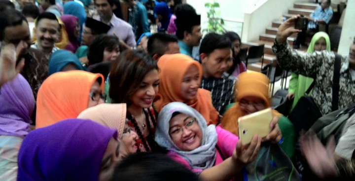 Promosikan Minat Baca di Riau, Warga Rebutan Foto Bareng Najwa Shihab