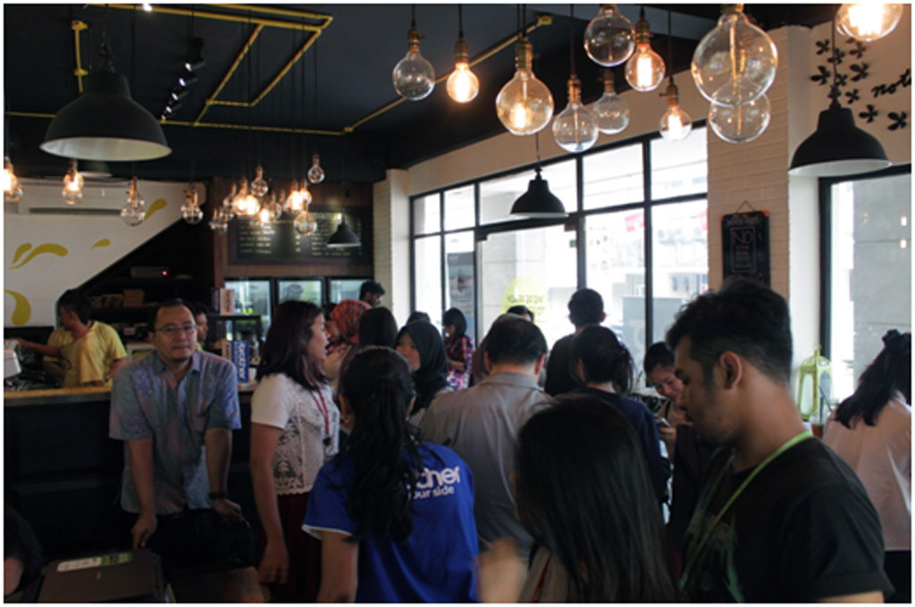 Suasana antre cetak gratis dari Brother Indonesia di Cafe DOTD, Sudirman Park, Jakarta