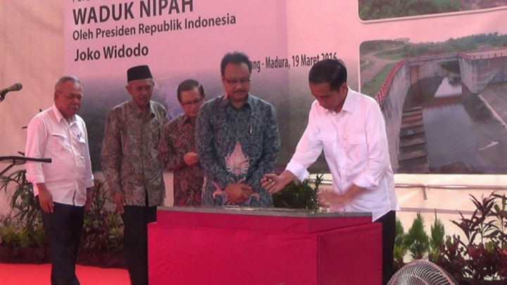 Jokowi Resmikan Waduk Nipah