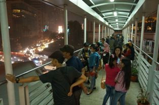 Hujan Hiasi Perayaan Earth Hour di Jakarta