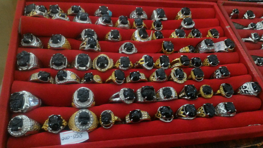 Pesona Batu Satam dari Belitung