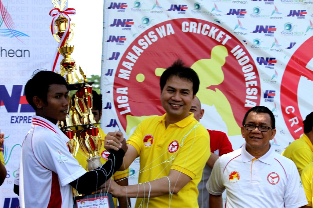 Penyerahan trofi Liga Mahasiswa Cricket 2016. (foto: Humas PCI)
