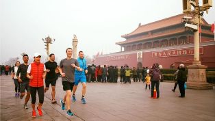 Mark Zuckerberg Dikecam Karena Berlari di Beijing Tanpa Masker