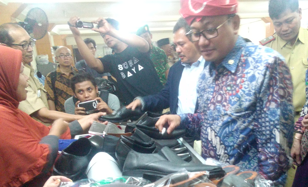 Abdul Malik Haramain saat melihat produk UKM warga eks lokalisasi Dolly, Surabaya, Senin (21/3/2016). Foto: Metrotvnews.com/Rosyid