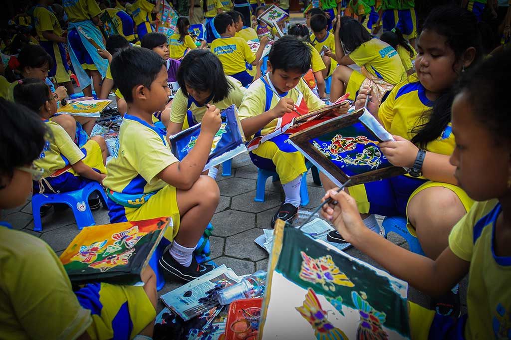 Siswa SD Praktik Membatik Lukis