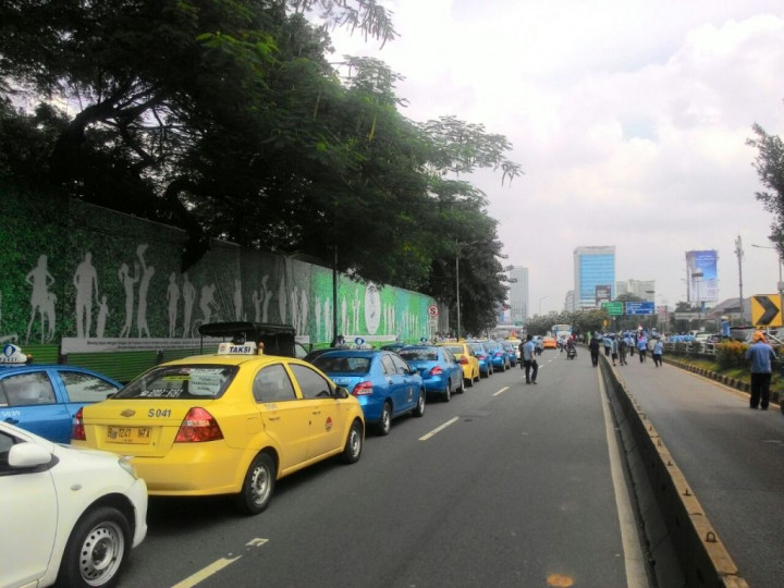Supir Taksi Demo, Saham Blue Bird Anjlok