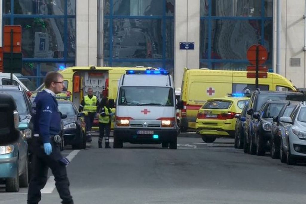 Ambulans di lokasi ledakan stasiun Metro Maelbeek (Foto: Reuters)