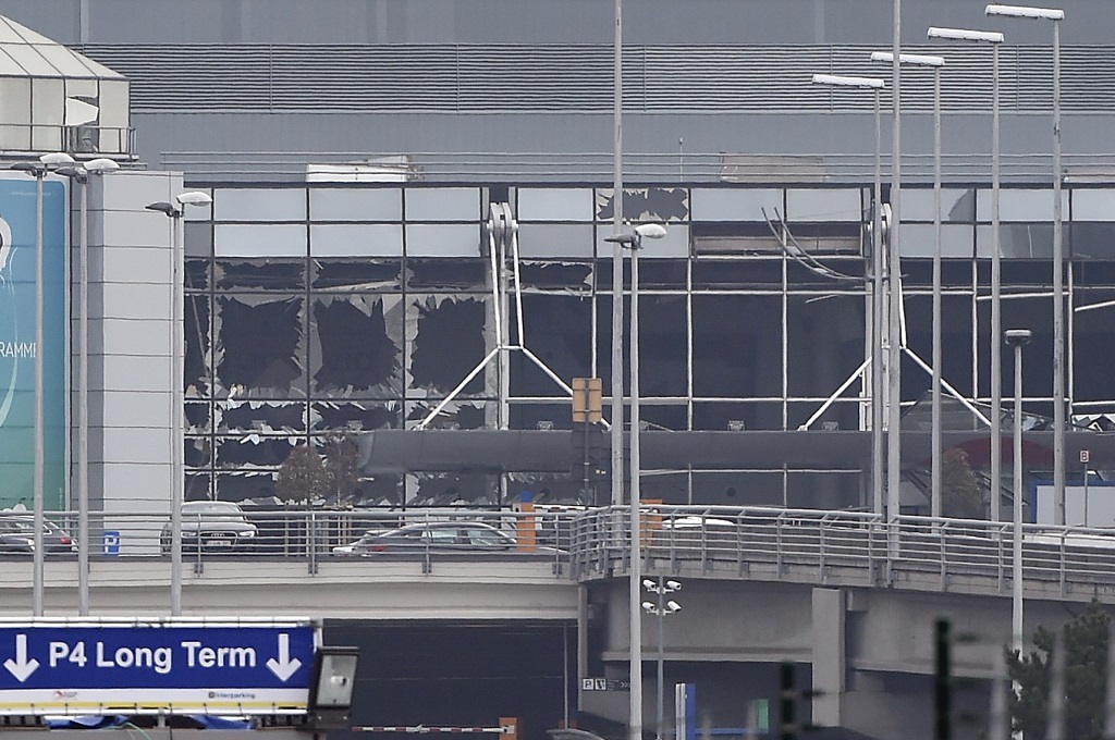 Deretan kaca yang pecah akibat ledakan bom di bandara Zaventem, Belgia, 22 Maret 2016. (Foto: AFP/JOHN THYS)
