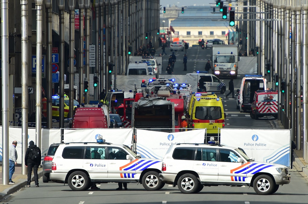 Polisi bersiaga di dekat stasiun kereta api metro Maalbeck di Brussels, Belgia, 22 Maret 2016. (Foto: AFP/EMMANUEL DUNAND)