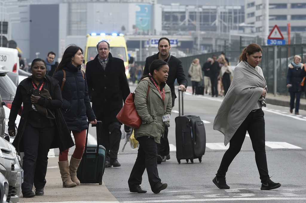 Penumpang meninggalkan bandara Zaventem di Brussels, Belgia, setelah terjadinya ledakan bom bunuh diri, 22 Maret 2016. (Foto: AFP/JOHN THYS)