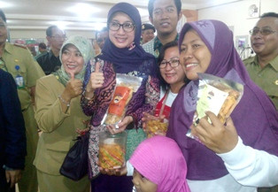 Ada Desy Ratnasari di Dolly, Ibu-ibu Histeris