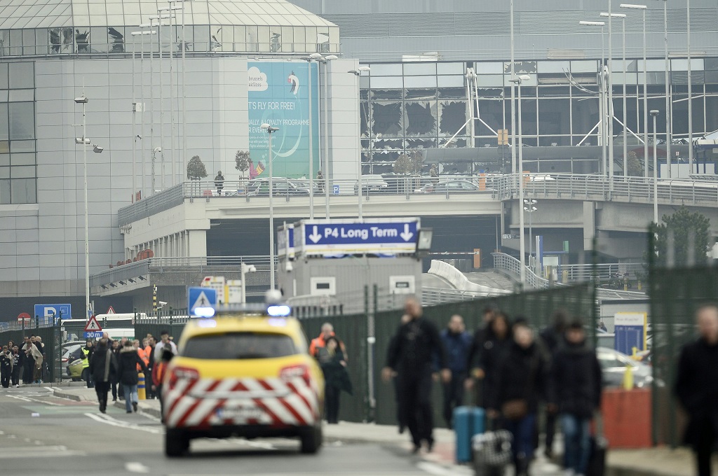 Warga dievakuasi dari bandara Zaventem di Brussels, Belgia, usai terjadinya ledakan bom, 22 Maret 2016. (Foto: AFP/VIRGINIE LEFOUR)