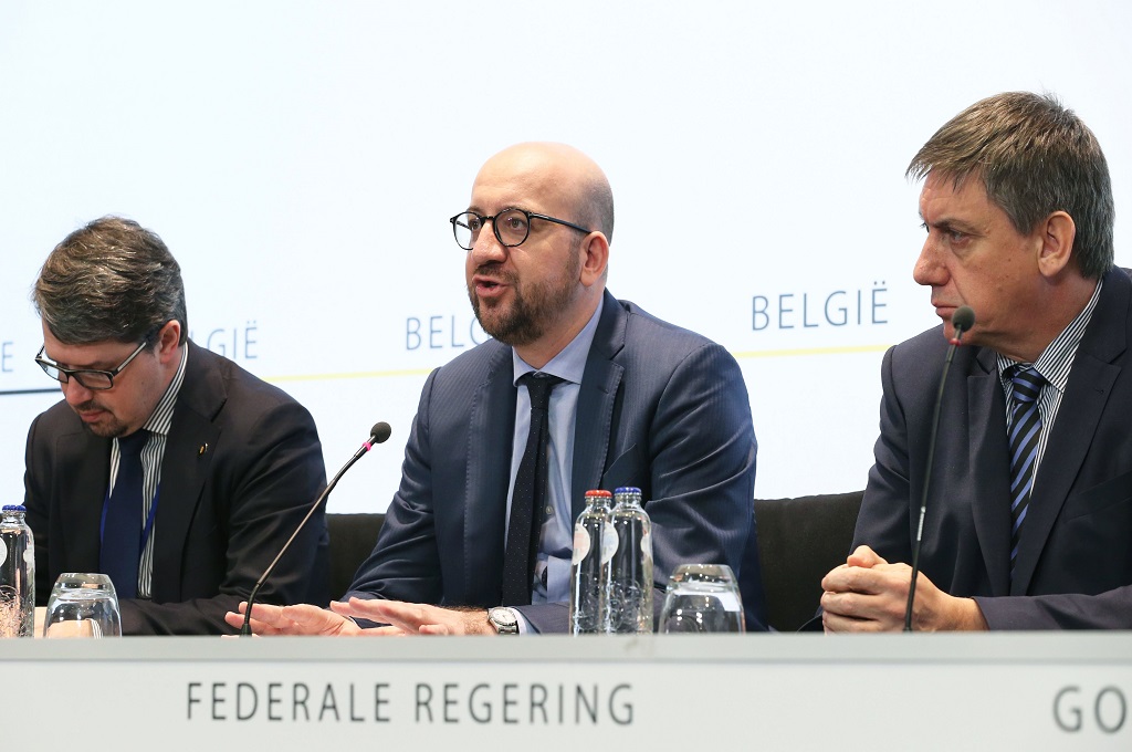 PM Belgia Charles Michel (tengah) dalam konferensi pers terkait serangkaian ledakan di Brussels, 22 Maret 2016. (Foto: AFP/NICOLAS MAETERLINCK)