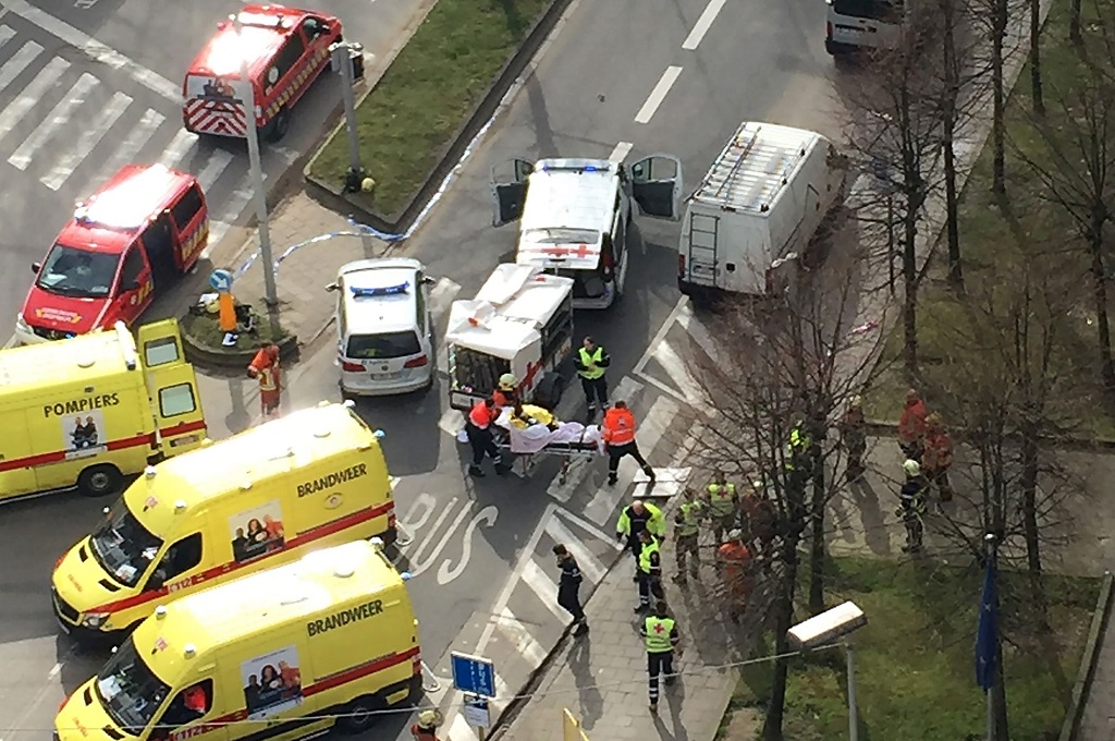 Tim menolong mengevakuasi korban luka dari stasiun metro Maalbeek di Brussels, Belgia, 22 Maret 2016. (Foto: AFP/STR)