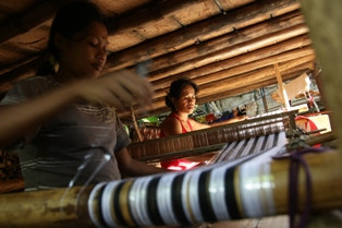 Kain Tenun Garut Tembus Pasar 5 Negara