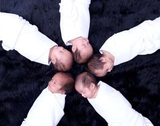 Begini Serunya Mengasuh Lima Bayi Kembar