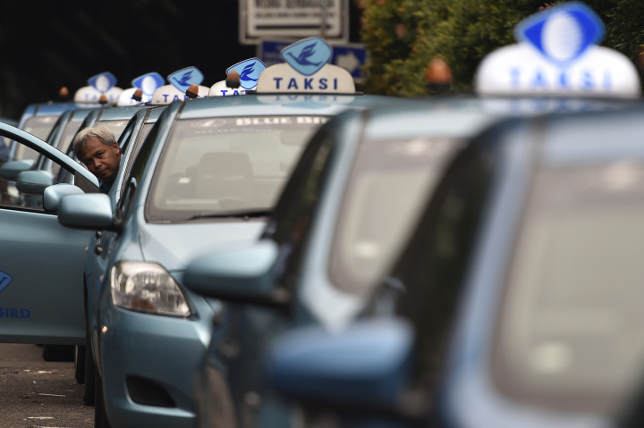 Cerita Warga Memburu Blue Bird Gratis