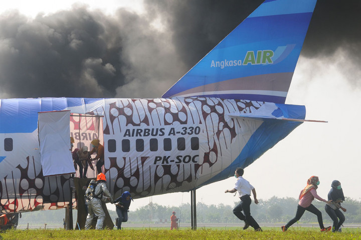 Simulasi Kecelakaan Pesawat di Bandara Adi Soemarmo