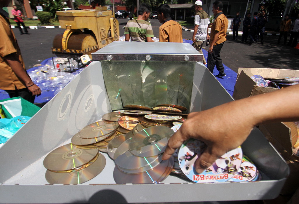 Pemusnahan VCD bajakan (Foto: ANTARA FOTO/Muhammad Iqbal)