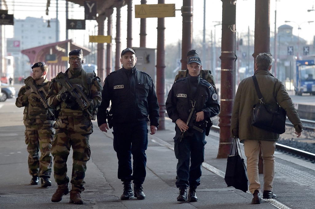 Petugas gabungan polisi dan militer berpatroli di Strasbourg, Prancis, 22 Maret 2016. (Foto: AFP/PATRICK HERTZOG)