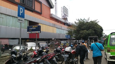 Jalan Dewi Sartika Jadi Lahan Parkir Liar