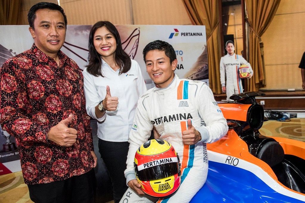 Rio Haryanto (kanan) didampingi Menpora Imam Nachrowi (kiri) dan VP Corporate Communication PT. Pertamina (Persero) Wianda Pusponegoro (tengah) berpose usai jumpa pers di Jakarta, Senin 14 Maret lalu (Foto: ANTARA FOTO/M Agung Rajasa)
