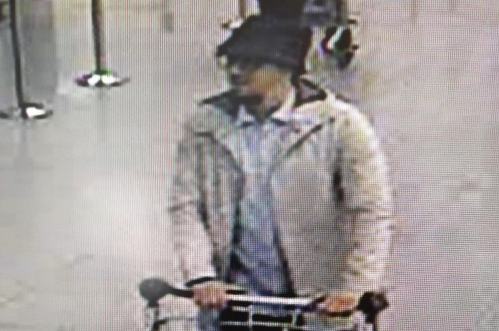 Seorang pria yang diduga kuat sebagai satu dari tiga pelaku penyerangan di bandara Zaventem, Brussels, Belgia, 22 Maret 2016. (Foto: AFP/BELGIAN FEDERAL POLICE)