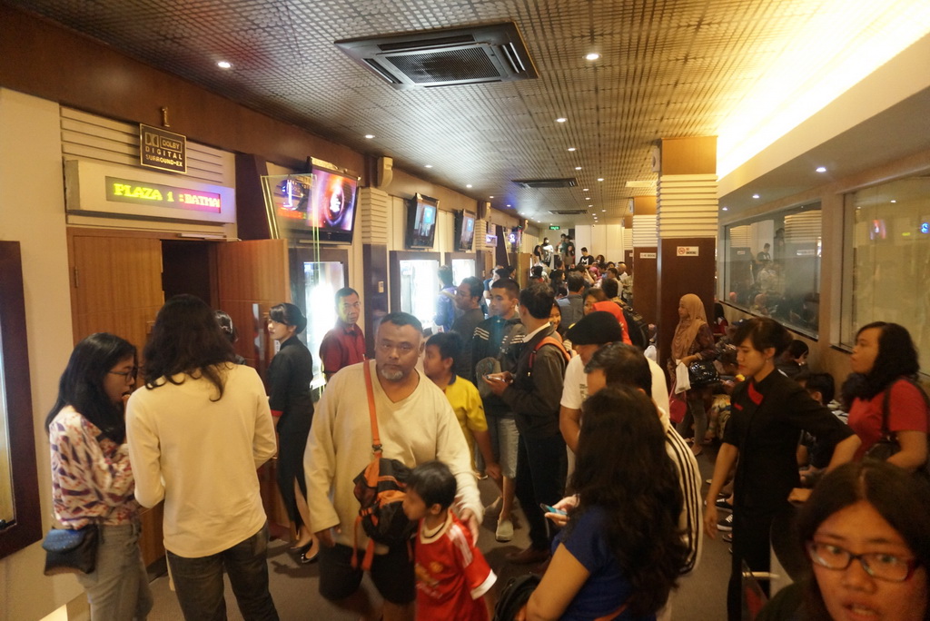 Antrean penonton Batman v Superman (Foto: Metrotvnews.com/Dhana Kencana)