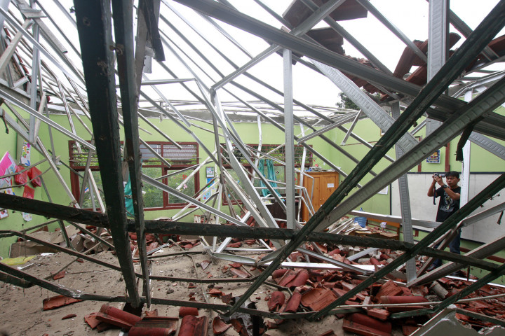 SMK 61 Pulau Tidung Ambruk, Guru Jadi Korban