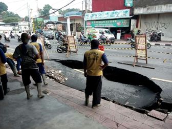 Diguyur Hujan, Ruas Jalan di Yogyakarta Ambles