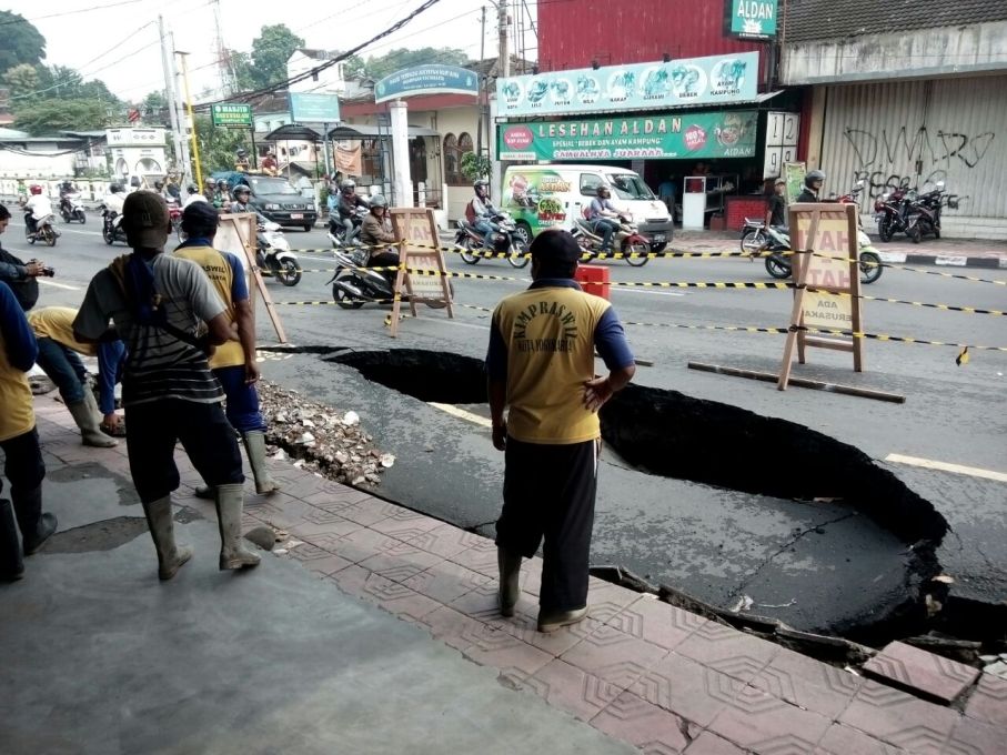 Ruas jalan di Jalan Ahmad Dahlan Yogyakarta yang ambles usai terjadi hujan deras. Foto: Metrotvnews.com/Ahmad Mustaqim