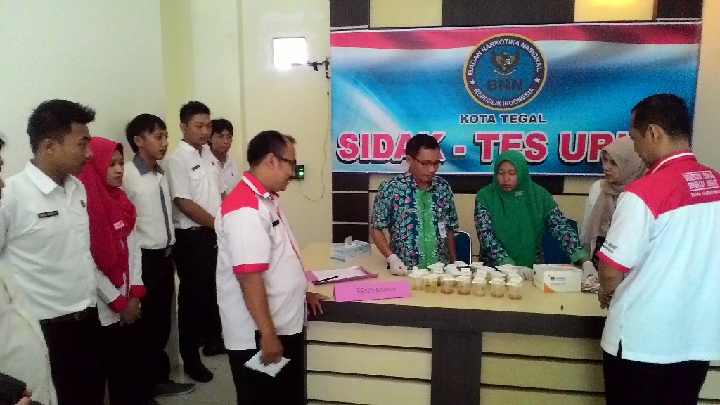 BNN Kota Tegal lakukan tes urine kepada pegawainya. (Metrotvnews.com/Kuntoro Tayubi)