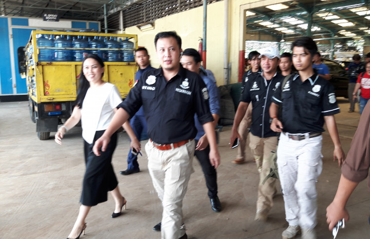 Polisi Investigasi di Pool Blue Bird Mampang