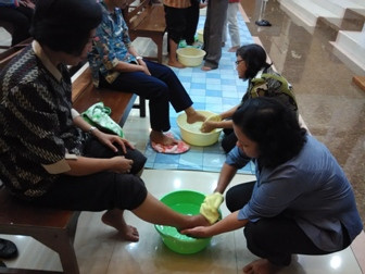 Teladani Yesus, Jemaat GITJ Jepara Saling Basuh Kaki