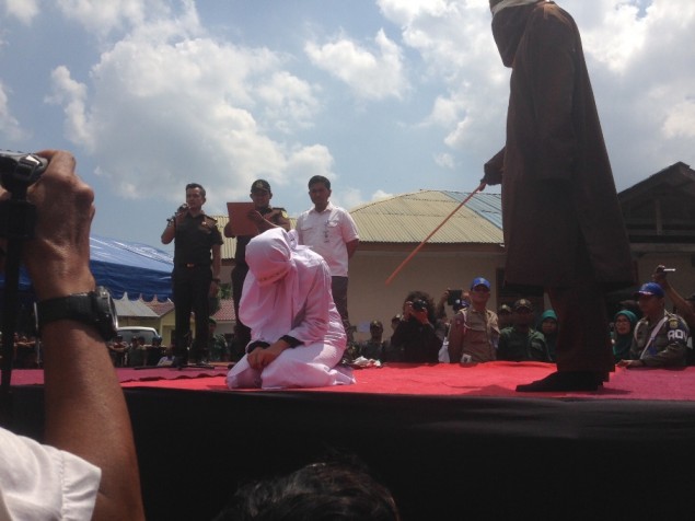Usai Dicambuk, Perempuan Pelanggar Syariat Pingsan 