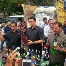 Ribuan Botol Miras Asal Malaysia Disita